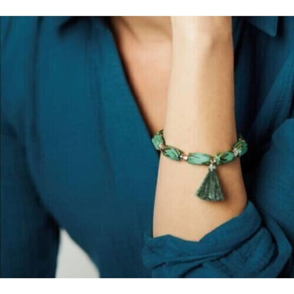 J Jill Riviera Tassel Stretch Bracelet Acrylic & Glass Green Bead Stretch NWT J2 - Picture 2 of 3